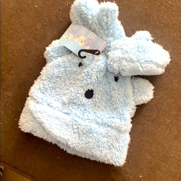 Baby Goose Other - NWT Baby Goose hat and mittens set